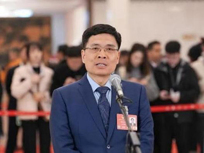 全國人大代表周云杰：要么與AI同進化，要么被AI邊緣化